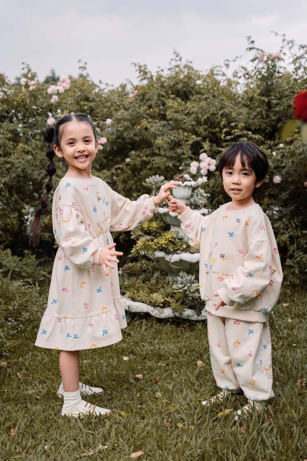 TALKOO注音花園印花洋裝 注音花園洋裝,台灣製造洋裝,童裝洋裝,TALKOO洋裝,ㄅㄆㄇ印花洋裝,注音符號洋裝,台灣童裝洋裝,原創印花洋裝,親子款洋裝,女童洋裝,童裝洋裝推薦,可愛童裝洋裝,寬鬆版型洋裝,舒適童裝裙款,台灣設計洋裝,兒童外出洋裝,學齡前洋裝,注音主題洋裝,彩色印花洋裝,可愛印花女童裝,台灣原創童裝裙,特色印花洋裝,童裝日常洋裝,女孩穿搭洋裝,台灣親子款洋裝,柔軟布料洋裝,輕鬆活動洋裝,注音花園裙款,童裝四季