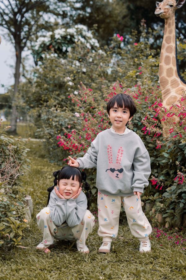 TALKOO 動物探險大學T(三款) TALKOO, 動物探險系列, 大學T, 童裝上衣, 台灣製童裝, 純棉大學T, 魚鱗布, 曬傷兔, 勇氣獅, 學習鴞, 親子裝, 注音印花, 秋冬童裝, TALKOO 說話衣, 語言學習服飾, 親子穿搭, 寬鬆版童裝, 男女孩皆可穿, 台灣製衣服, 可愛童裝