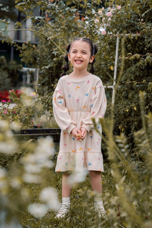 TALKOO注音花園印花洋裝 注音花園洋裝,台灣製造洋裝,童裝洋裝,TALKOO洋裝,ㄅㄆㄇ印花洋裝,注音符號洋裝,台灣童裝洋裝,原創印花洋裝,親子款洋裝,女童洋裝,童裝洋裝推薦,可愛童裝洋裝,寬鬆版型洋裝,舒適童裝裙款,台灣設計洋裝,兒童外出洋裝,學齡前洋裝,注音主題洋裝,彩色印花洋裝,可愛印花女童裝,台灣原創童裝裙,特色印花洋裝,童裝日常洋裝,女孩穿搭洋裝,台灣親子款洋裝,柔軟布料洋裝,輕鬆活動洋裝,注音花園裙款,童裝四季