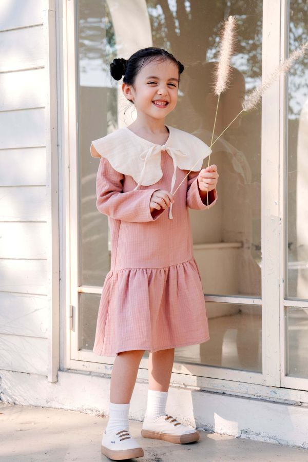 TALKOO 三重紗眨眼洋裝(三色) TALKOO 洋裝, 三重紗洋裝, 兒童洋裝, 女童洋裝, 親子洋裝, 台灣製童裝, 棉質洋裝, 長袖洋裝, 三色洋裝, 刺繡LOGO 洋裝, 同色刺繡, 眨眼LOGO, 三重紗裙, 秋冬洋裝, 氣質洋裝, 柔軟童裝, TALKOO親子裝, 純棉洋裝, 注音語言品牌, 三重紗連身裙