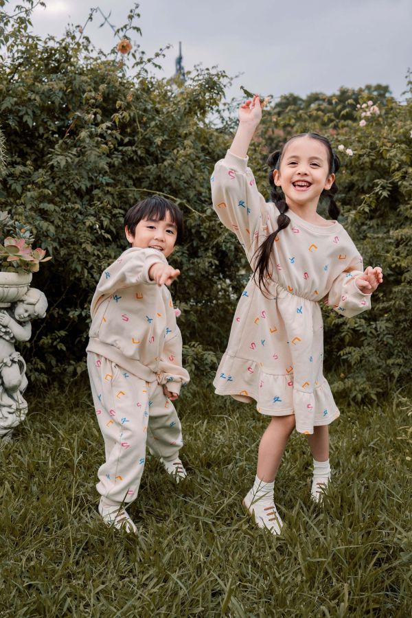 TALKOO注音花園印花洋裝 注音花園洋裝,台灣製造洋裝,童裝洋裝,TALKOO洋裝,ㄅㄆㄇ印花洋裝,注音符號洋裝,台灣童裝洋裝,原創印花洋裝,親子款洋裝,女童洋裝,童裝洋裝推薦,可愛童裝洋裝,寬鬆版型洋裝,舒適童裝裙款,台灣設計洋裝,兒童外出洋裝,學齡前洋裝,注音主題洋裝,彩色印花洋裝,可愛印花女童裝,台灣原創童裝裙,特色印花洋裝,童裝日常洋裝,女孩穿搭洋裝,台灣親子款洋裝,柔軟布料洋裝,輕鬆活動洋裝,注音花園裙款,童裝四季