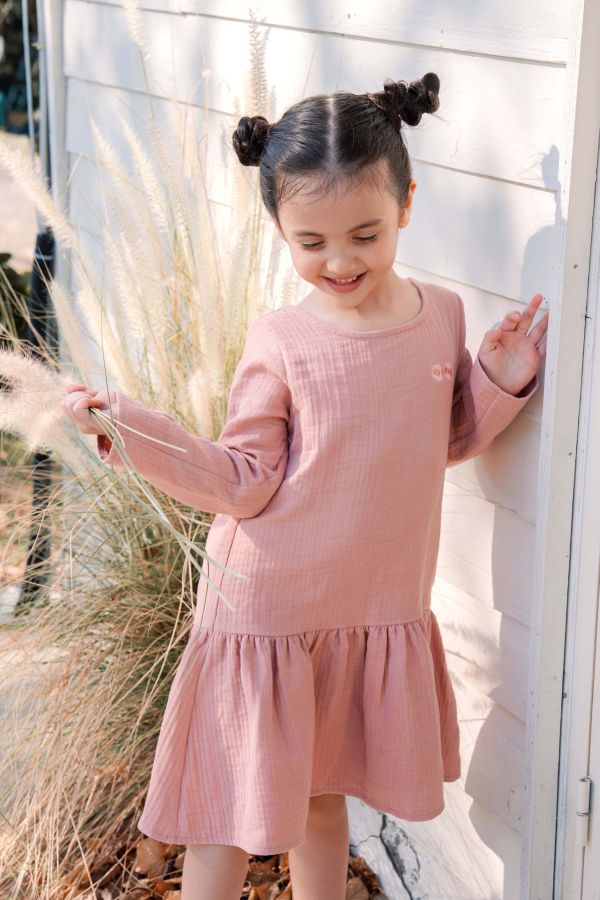 TALKOO 三重紗眨眼洋裝(三色) TALKOO 洋裝, 三重紗洋裝, 兒童洋裝, 女童洋裝, 親子洋裝, 台灣製童裝, 棉質洋裝, 長袖洋裝, 三色洋裝, 刺繡LOGO 洋裝, 同色刺繡, 眨眼LOGO, 三重紗裙, 秋冬洋裝, 氣質洋裝, 柔軟童裝, TALKOO親子裝, 純棉洋裝, 注音語言品牌, 三重紗連身裙