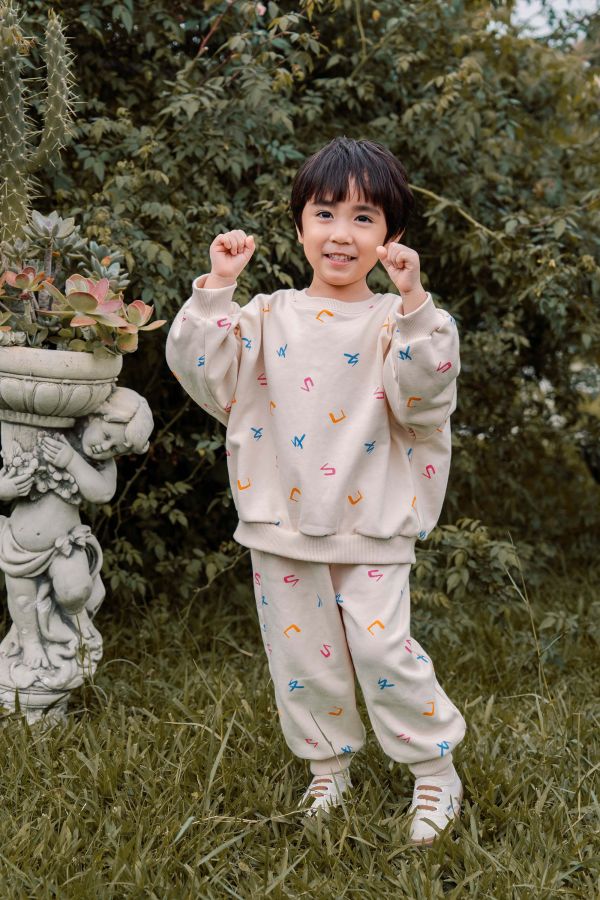 TALKOO注音花園印花運動褲 注音花園運動褲,台灣製造運動褲,童裝運動褲,TALKOO長褲,ㄅㄆㄇ印花長褲,注音符號長褲,台灣童裝長褲,原創印花長褲,親子款長褲,兒童休閒褲,童裝長褲推薦,寬鬆童裝長褲,舒適童裝褲款,可愛印花褲子,學齡前褲款,兒童運動穿搭,注音主題長褲,台灣設計童裝褲,布料舒服長褲,好穿脫童裝褲,台灣親子裝褲款,兒童外出褲,特色印花童裝褲,童裝秋冬長褲,兒童彈性褲頭,台灣原創童裝褲,童裝多用途長褲,注音花園褲款
