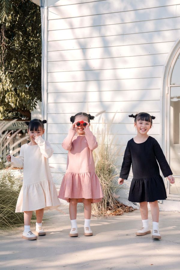 TALKOO 三重紗眨眼洋裝(三色) TALKOO 洋裝, 三重紗洋裝, 兒童洋裝, 女童洋裝, 親子洋裝, 台灣製童裝, 棉質洋裝, 長袖洋裝, 三色洋裝, 刺繡LOGO 洋裝, 同色刺繡, 眨眼LOGO, 三重紗裙, 秋冬洋裝, 氣質洋裝, 柔軟童裝, TALKOO親子裝, 純棉洋裝, 注音語言品牌, 三重紗連身裙