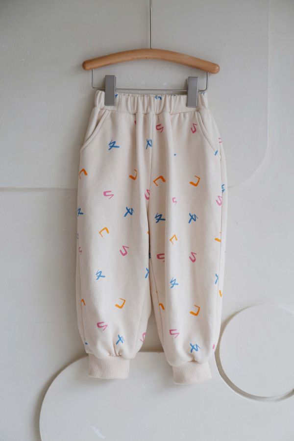 TALKOO注音花園印花運動褲 注音花園運動褲,台灣製造運動褲,童裝運動褲,TALKOO長褲,ㄅㄆㄇ印花長褲,注音符號長褲,台灣童裝長褲,原創印花長褲,親子款長褲,兒童休閒褲,童裝長褲推薦,寬鬆童裝長褲,舒適童裝褲款,可愛印花褲子,學齡前褲款,兒童運動穿搭,注音主題長褲,台灣設計童裝褲,布料舒服長褲,好穿脫童裝褲,台灣親子裝褲款,兒童外出褲,特色印花童裝褲,童裝秋冬長褲,兒童彈性褲頭,台灣原創童裝褲,童裝多用途長褲,注音花園褲款