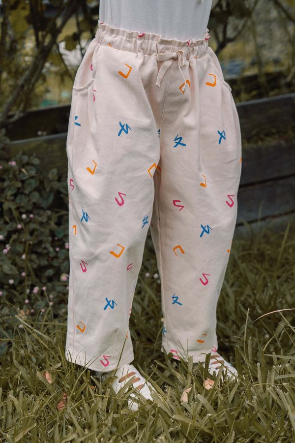 TALKOO注音花園印花斜紋褲 斜紋布童裝長褲,台灣製造童裝褲,斜紋褲,耐磨斜紋布長褲,TALKOO斜紋褲,兒童長褲推薦,學齡前長褲,童裝休閒褲,直筒童裝長褲,素色斜紋褲,男女童長褲,簡約童裝褲,日常穿搭長褲,台灣設計童裝,耐洗耐穿童裝褲,好活動童裝褲,親子款長褲,秋冬童裝長褲,舒適斜紋布褲,兒童彈性褲頭,柔軟童裝長褲,耐磨童裝褲款,文化系列童裝褲,素雅童裝褲,百搭童裝褲,斜紋質感長褲,兒童外出褲,多用途童裝褲,台灣原創童裝,兒