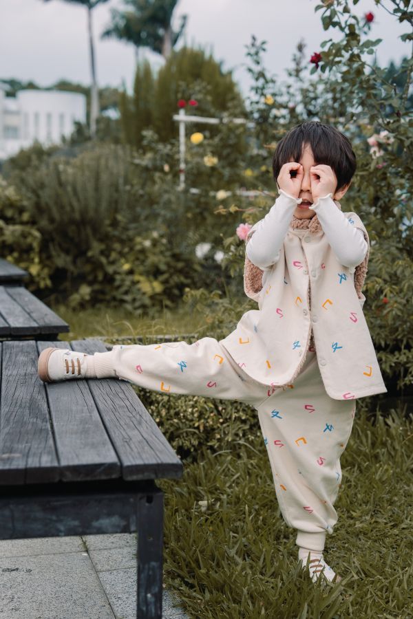 TALKOO注音花園印花運動褲 注音花園運動褲,台灣製造運動褲,童裝運動褲,TALKOO長褲,ㄅㄆㄇ印花長褲,注音符號長褲,台灣童裝長褲,原創印花長褲,親子款長褲,兒童休閒褲,童裝長褲推薦,寬鬆童裝長褲,舒適童裝褲款,可愛印花褲子,學齡前褲款,兒童運動穿搭,注音主題長褲,台灣設計童裝褲,布料舒服長褲,好穿脫童裝褲,台灣親子裝褲款,兒童外出褲,特色印花童裝褲,童裝秋冬長褲,兒童彈性褲頭,台灣原創童裝褲,童裝多用途長褲,注音花園褲款