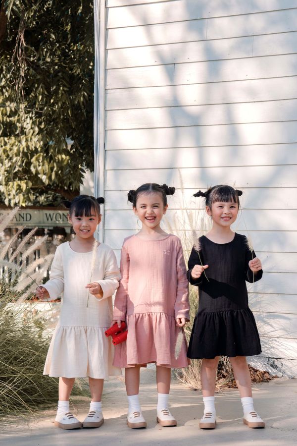 TALKOO 三重紗眨眼洋裝(三色) TALKOO 洋裝, 三重紗洋裝, 兒童洋裝, 女童洋裝, 親子洋裝, 台灣製童裝, 棉質洋裝, 長袖洋裝, 三色洋裝, 刺繡LOGO 洋裝, 同色刺繡, 眨眼LOGO, 三重紗裙, 秋冬洋裝, 氣質洋裝, 柔軟童裝, TALKOO親子裝, 純棉洋裝, 注音語言品牌, 三重紗連身裙