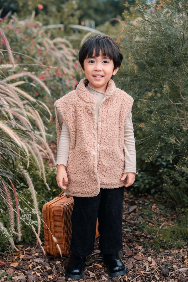 TALKOO注音花園印花兩穿毛絨背心 注音花園背心,兩穿背心,台灣製造童裝背心,搖粒絨背心,斜紋布背心,注音印花背心,TALKOO背心,ㄅㄆㄇ印花童裝,兒童秋冬背心,親子款背心,童裝羽絨替代背心,雙面穿背心,保暖童裝背心,柔軟搖粒絨童裝,耐磨斜紋布背心,男女童背心,學齡前童裝背心,冬季童裝外套替代,輕暖背心推薦,兒童保暖層,秋冬穿搭背心,台灣設計童裝背心,文化印花童裝,特色印花背心,語言主題背心,注音花園兩穿背心,兒童立領背心,親膚童