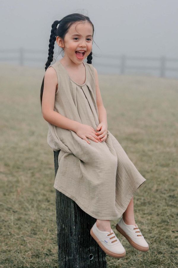 TALKOO 三重紗極簡洋裝－台灣製造 極簡背心洋裝, TALKOO 洋裝, 三重紗洋裝, 台灣製童裝洋裝, 兒童背心洋裝, 兒童口袋洋裝, 防蚊童裝, 防螨童裝, 素色童裝, 兒童透氣洋裝, 兒童親膚洋裝, 孩子夏季洋裝, 孩子居家洋裝, 孩子外出洋裝, 3歲童裝洋裝, 4歲童裝洋裝, 5歲童裝洋裝, 6歲童裝洋裝, 7歲童裝洋裝, 8歲童裝洋裝,