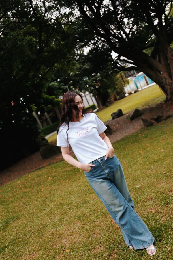 TALKOO愛心說話衣 - 大人女款短版 愛心說話衣 大人女款, 愛心說話衣 媽媽款, 超級媽媽T恤, 台灣製親子裝, 有機棉女裝T恤, 修身長版T-Shirt, TALKOO 愛心衣, 白色親子裝, 親子互動T恤, 媽媽專屬貼紙衣服, 兒童語言學習衣服, 學注音童裝, 兒童創意T恤, 親子遊戲衣服, 3歲童裝, 4歲童裝, 5歲童裝, 6歲童裝, 7歲童裝, 8歲童裝