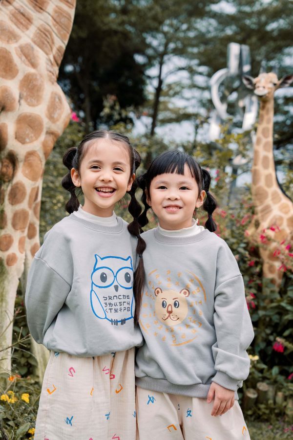 TALKOO 動物探險大學T(三款) TALKOO, 動物探險系列, 大學T, 童裝上衣, 台灣製童裝, 純棉大學T, 魚鱗布, 曬傷兔, 勇氣獅, 學習鴞, 親子裝, 注音印花, 秋冬童裝, TALKOO 說話衣, 語言學習服飾, 親子穿搭, 寬鬆版童裝, 男女孩皆可穿, 台灣製衣服, 可愛童裝