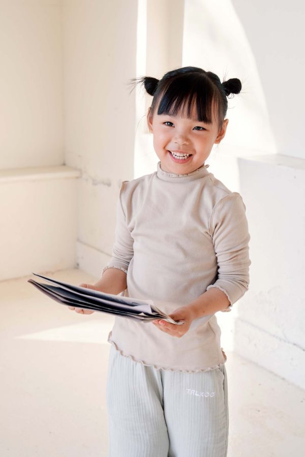 TALKOO 彈性內搭上衣(四色)－台灣製造 TALKOO 內搭上衣, 兒童長袖上衣, 60支彈性棉, 台灣製童裝, 秋冬童裝推薦, 兒童內搭衣, 親膚長袖, 百搭打底衣, 玫瑰粉童裝, 奶茶色童裝, 黑色童裝, 白色童裝, 女孩長袖上衣, 男孩長袖上衣, 親子穿搭