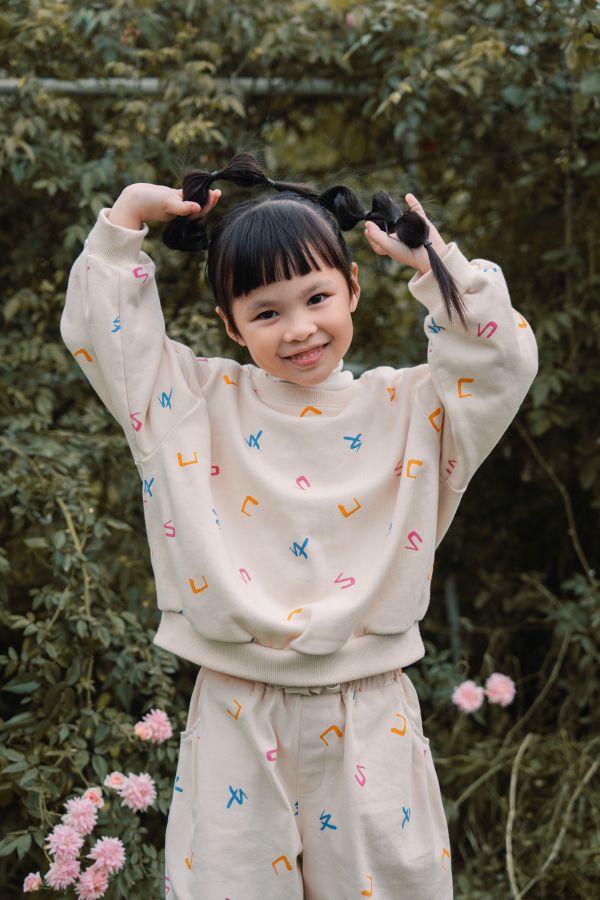 TALKOO注音花園印花大學T 注音花園大學T,台灣製造大學T,童裝大學T,TALKOO大學T,ㄅㄆㄇ印花大學T,注音符號上衣,台灣童裝上衣,原創印花上衣,親子款大學T,兒童長袖上衣,童裝長袖推薦,彩色印花大學T,台灣設計童裝,柔軟童裝上衣,舒適版型大學T,寬鬆童裝上衣,可愛印花童裝,親子裝上衣,兒童穿搭上衣,學齡前上衣,原創童裝品牌,特色印花大學T,童裝秋冬上衣,台灣原創童裝,注音主題童裝,兒童休閒大學T,台灣製造親子裝,童裝