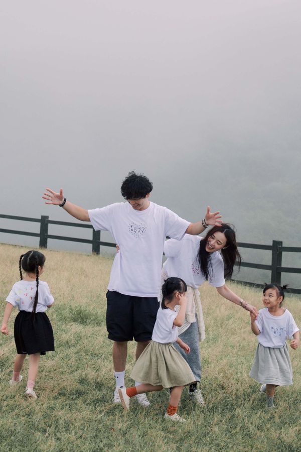 TALKOO愛心說話衣 - 大人女款長版－台灣製造 愛心說話衣 大人女款, 愛心說話衣 媽媽款, 超級媽媽T恤, 台灣製親子裝, 有機棉女裝T恤, 修身長版T-Shirt, TALKOO 愛心衣, 白色親子裝, 親子互動T恤, 媽媽專屬貼紙衣服, 兒童語言, 學注音童裝, 兒童創意T恤, 親子遊戲衣服, 3歲童裝, 4歲童裝, 5歲童裝, 6歲童裝, 7歲童裝, 8歲童裝