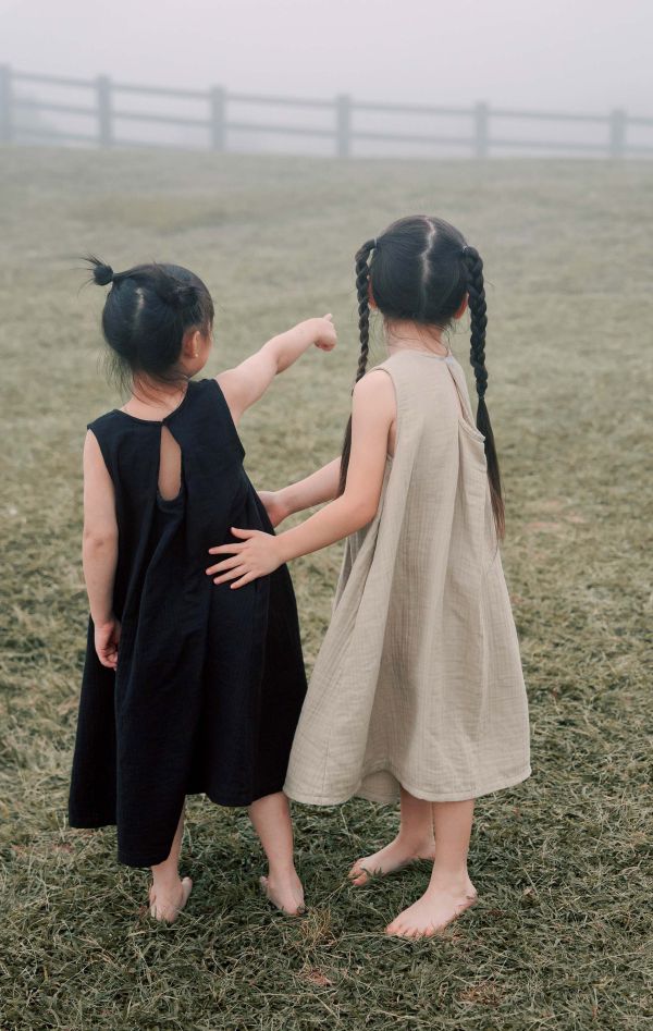 TALKOO 三重紗極簡洋裝－台灣製造 極簡背心洋裝, TALKOO 洋裝, 三重紗洋裝, 台灣製童裝洋裝, 兒童背心洋裝, 兒童口袋洋裝, 防蚊童裝, 防螨童裝, 素色童裝, 兒童透氣洋裝, 兒童親膚洋裝, 孩子夏季洋裝, 孩子居家洋裝, 孩子外出洋裝, 3歲童裝洋裝, 4歲童裝洋裝, 5歲童裝洋裝, 6歲童裝洋裝, 7歲童裝洋裝, 8歲童裝洋裝,