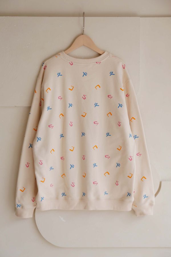 TALKOO注音花園印花大學T - 大人款 注音花園大人款大學T,台灣製造大人上衣,注音印花大人款,親子裝大學T,ㄅㄆㄇ印花大人上衣,TALKOO大人款,大人版落肩大學T,台灣設計大學T,文化主題上衣,親子穿搭上衣,台灣語言印花,大人休閒大學T,寬鬆版大人上衣,男女適穿大學T,文字印花上衣,文化美學大人款,全家穿搭大學T,大人親子服飾,台灣原創設計上衣,大人長袖大學T,特色印花大人款,秋冬大學T上衣,文化系列大人服飾,台灣品牌服飾,舒適棉質