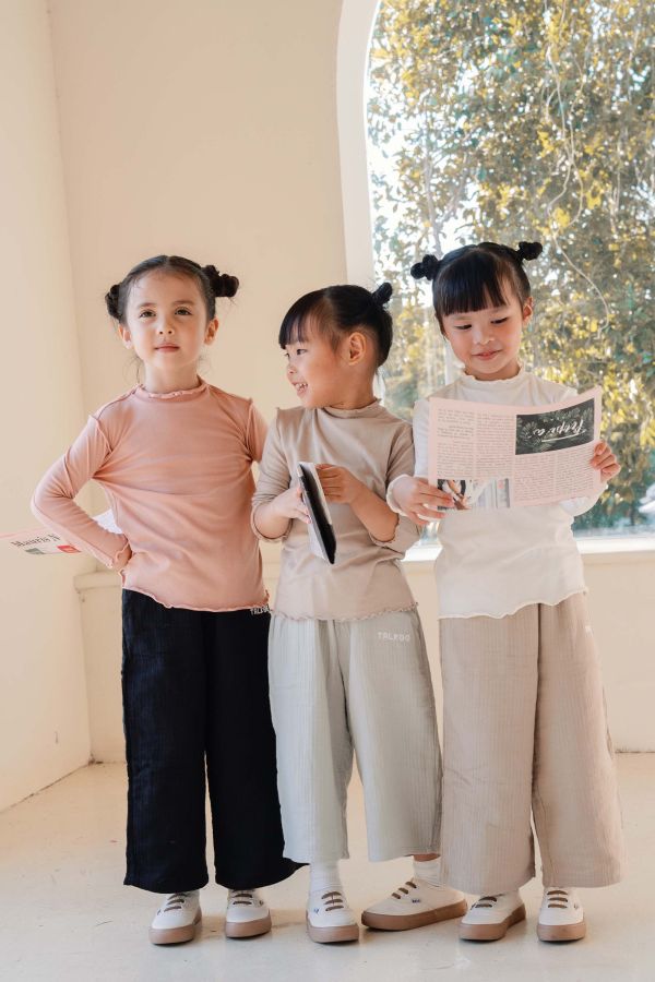 TALKOO 彈性內搭上衣(四色)－台灣製造 TALKOO 內搭上衣, 兒童長袖上衣, 60支彈性棉, 台灣製童裝, 秋冬童裝推薦, 兒童內搭衣, 親膚長袖, 百搭打底衣, 玫瑰粉童裝, 奶茶色童裝, 黑色童裝, 白色童裝, 女孩長袖上衣, 男孩長袖上衣, 親子穿搭