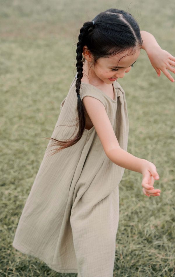 TALKOO 三重紗極簡洋裝－台灣製造 極簡背心洋裝, TALKOO 洋裝, 三重紗洋裝, 台灣製童裝洋裝, 兒童背心洋裝, 兒童口袋洋裝, 防蚊童裝, 防螨童裝, 素色童裝, 兒童透氣洋裝, 兒童親膚洋裝, 孩子夏季洋裝, 孩子居家洋裝, 孩子外出洋裝, 3歲童裝洋裝, 4歲童裝洋裝, 5歲童裝洋裝, 6歲童裝洋裝, 7歲童裝洋裝, 8歲童裝洋裝,
