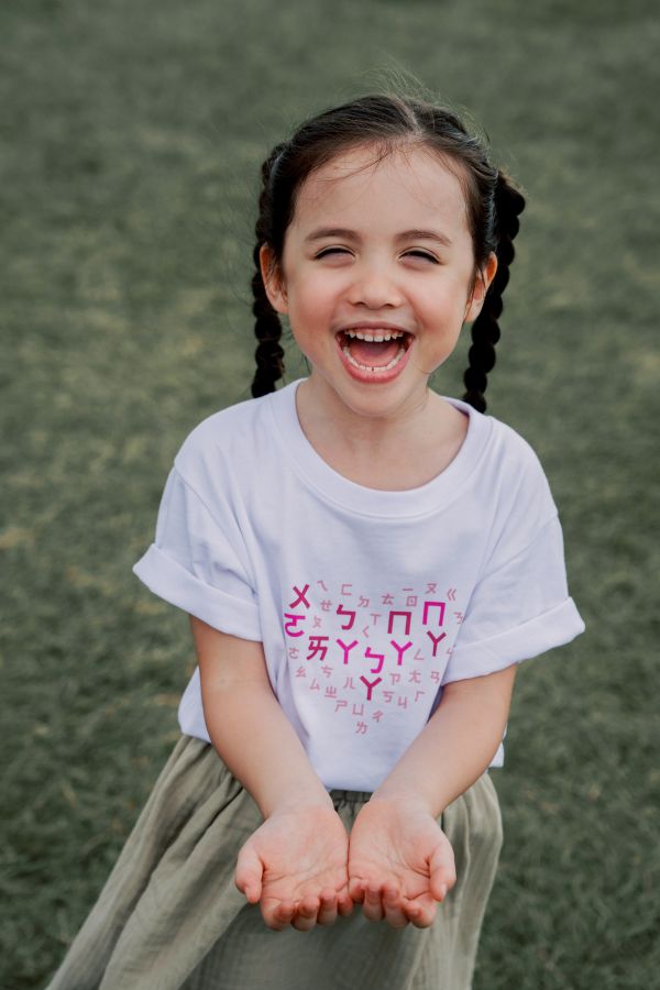 TALKOO 愛心說話衣(白) 愛心說話衣, 台灣製童裝, 有機棉童裝, 學注音童裝, 學習遊戲衣服, 兒童語言學習T恤, TALKOO 愛心衣, 白色童裝T恤, 3歲童裝, 4歲童裝, 5歲童裝, 6歲童裝, 7歲童裝, 8歲童裝, 親子互動童裝, 白色親子裝, 學注音衣服, 兒童創意衣服, 台灣製親子裝