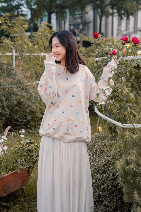 TALKOO注音花園印花大學T - 大人款 注音花園大人款大學T,台灣製造大人上衣,注音印花大人款,親子裝大學T,ㄅㄆㄇ印花大人上衣,TALKOO大人款,大人版落肩大學T,台灣設計大學T,文化主題上衣,親子穿搭上衣,台灣語言印花,大人休閒大學T,寬鬆版大人上衣,男女適穿大學T,文字印花上衣,文化美學大人款,全家穿搭大學T,大人親子服飾,台灣原創設計上衣,大人長袖大學T,特色印花大人款,秋冬大學T上衣,文化系列大人服飾,台灣品牌服飾,舒適棉質