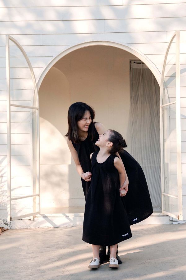 TALKOO 三重紗母女洋裝 TALKOO, 母女裝, 親子洋裝, 三重紗洋裝, 背心洋裝, 台灣製童裝, 純棉洋裝, 無袖洋裝, 層次穿搭, 親子穿搭, 俏麗洋裝, 優雅洋裝, 三重紗親子裝, 柔軟童裝, TALKOO洋裝, 秋冬親子服