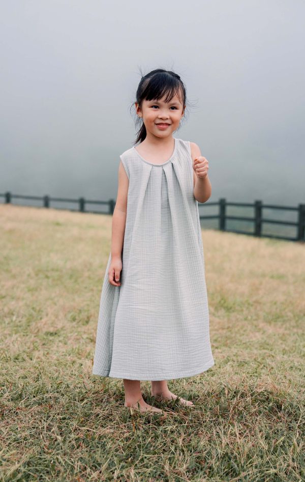 TALKOO 三重紗極簡洋裝－台灣製造 極簡背心洋裝, TALKOO 洋裝, 三重紗洋裝, 台灣製童裝洋裝, 兒童背心洋裝, 兒童口袋洋裝, 防蚊童裝, 防螨童裝, 素色童裝, 兒童透氣洋裝, 兒童親膚洋裝, 孩子夏季洋裝, 孩子居家洋裝, 孩子外出洋裝, 3歲童裝洋裝, 4歲童裝洋裝, 5歲童裝洋裝, 6歲童裝洋裝, 7歲童裝洋裝, 8歲童裝洋裝,
