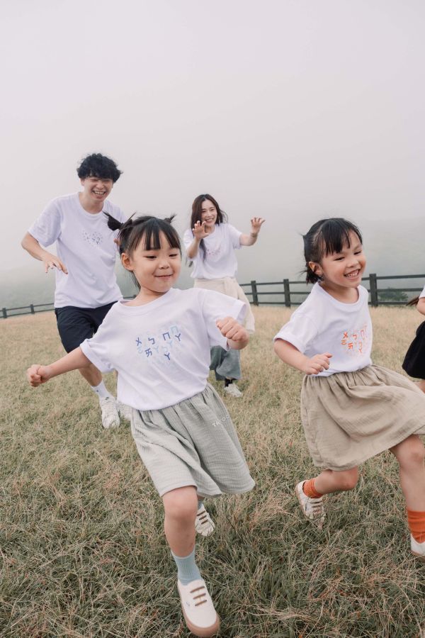 TALKOO愛心說話衣 - 大人女款長版－台灣製造 愛心說話衣 大人女款, 愛心說話衣 媽媽款, 超級媽媽T恤, 台灣製親子裝, 有機棉女裝T恤, 修身長版T-Shirt, TALKOO 愛心衣, 白色親子裝, 親子互動T恤, 媽媽專屬貼紙衣服, 兒童語言, 學注音童裝, 兒童創意T恤, 親子遊戲衣服, 3歲童裝, 4歲童裝, 5歲童裝, 6歲童裝, 7歲童裝, 8歲童裝