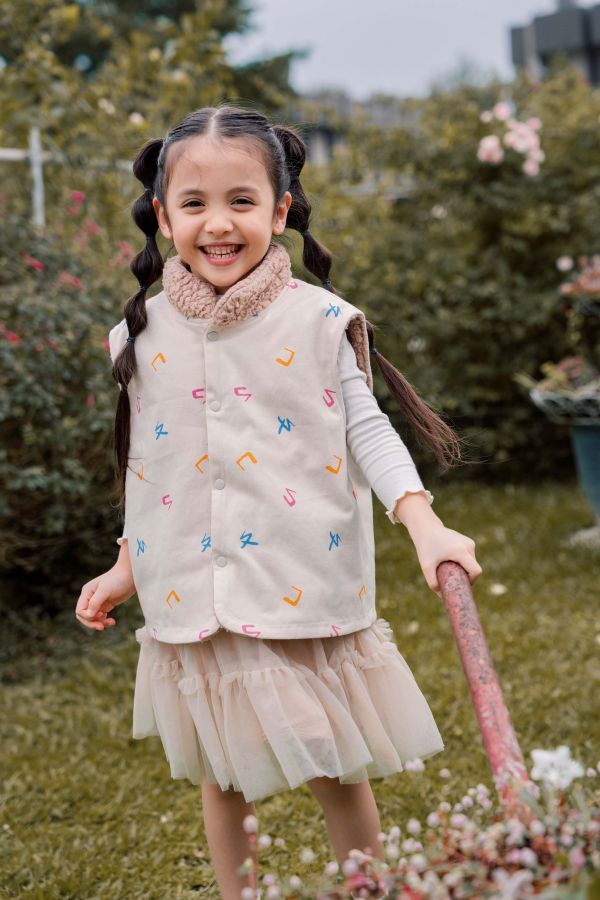 TALKOO注音花園印花兩穿毛絨背心 注音花園背心,兩穿背心,台灣製造童裝背心,搖粒絨背心,斜紋布背心,注音印花背心,TALKOO背心,ㄅㄆㄇ印花童裝,兒童秋冬背心,親子款背心,童裝羽絨替代背心,雙面穿背心,保暖童裝背心,柔軟搖粒絨童裝,耐磨斜紋布背心,男女童背心,學齡前童裝背心,冬季童裝外套替代,輕暖背心推薦,兒童保暖層,秋冬穿搭背心,台灣設計童裝背心,文化印花童裝,特色印花背心,語言主題背心,注音花園兩穿背心,兒童立領背心,親膚童