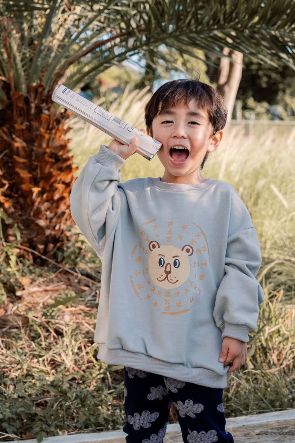 TALKOO 動物探險大學T(三款) TALKOO, 動物探險系列, 大學T, 童裝上衣, 台灣製童裝, 純棉大學T, 魚鱗布, 曬傷兔, 勇氣獅, 學習鴞, 親子裝, 注音印花, 秋冬童裝, TALKOO 說話衣, 語言學習服飾, 親子穿搭, 寬鬆版童裝, 男女孩皆可穿, 台灣製衣服, 可愛童裝