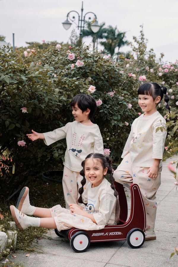 TALKOO 動物探險衣(三款) TALKOO, 動物探險衣, 兒童長袖T恤, 台灣製童裝, 純棉上衣, 親子裝, 傾聽兔, 勇氣獅, 學習鴞, 注音貼紙衣, 語言創作衣, 3-8歲童裝, 秋冬童裝, 親膚長袖, 可愛動物圖案衣, 親子禮物