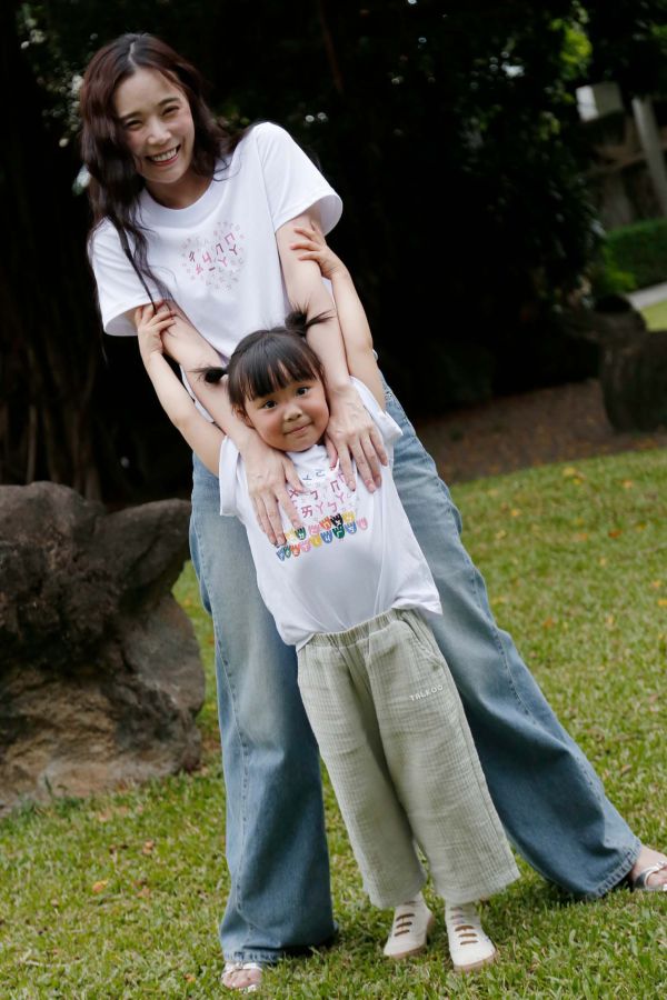 TALKOO愛心說話衣 - 大人女款短版 愛心說話衣 大人女款, 愛心說話衣 媽媽款, 超級媽媽T恤, 台灣製親子裝, 有機棉女裝T恤, 修身長版T-Shirt, TALKOO 愛心衣, 白色親子裝, 親子互動T恤, 媽媽專屬貼紙衣服, 兒童語言學習衣服, 學注音童裝, 兒童創意T恤, 親子遊戲衣服, 3歲童裝, 4歲童裝, 5歲童裝, 6歲童裝, 7歲童裝, 8歲童裝