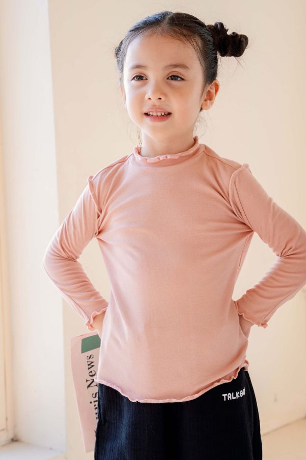 TALKOO 彈性內搭上衣(四色)－台灣製造 TALKOO 內搭上衣, 兒童長袖上衣, 60支彈性棉, 台灣製童裝, 秋冬童裝推薦, 兒童內搭衣, 親膚長袖, 百搭打底衣, 玫瑰粉童裝, 奶茶色童裝, 黑色童裝, 白色童裝, 女孩長袖上衣, 男孩長袖上衣, 親子穿搭