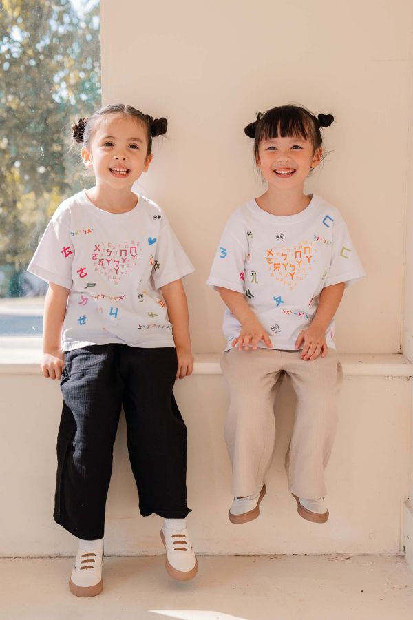 TALKOO 愛心說話衣(白) 愛心說話衣, 台灣製童裝, 有機棉童裝, 學注音童裝, 學習遊戲衣服, 兒童語言學習T恤, TALKOO 愛心衣, 白色童裝T恤, 3歲童裝, 4歲童裝, 5歲童裝, 6歲童裝, 7歲童裝, 8歲童裝, 親子互動童裝, 白色親子裝, 學注音衣服, 兒童創意衣服, 台灣製親子裝