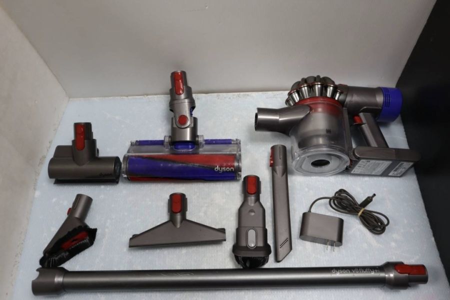 DYSON V7 