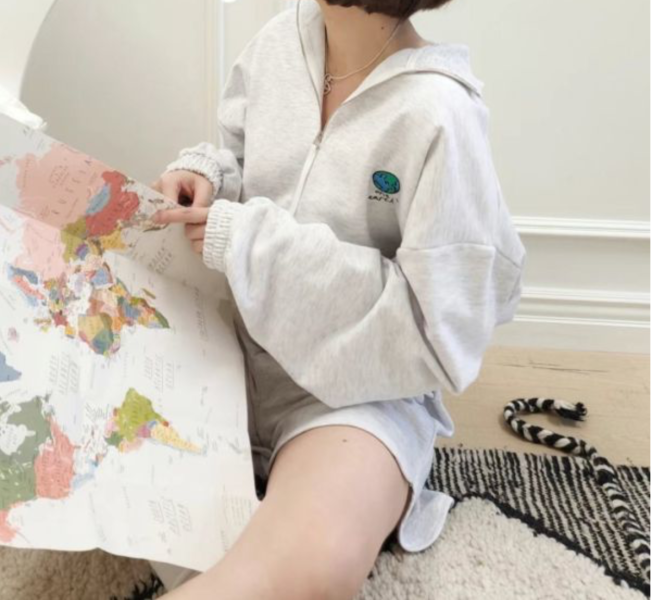 正韓愛地球大學T套裝 正韓時尚穿搭,韓國時尚穿搭,正韓褲子,正韓棉褲,正韓休閒穿搭,正韓套裝,正韓休閒風,正韓休閒褲,韓國褲子,韓國休閒褲,韓國休閒風,韓國休閒套裝,韓國休閒穿搭,正韓條紋套裝