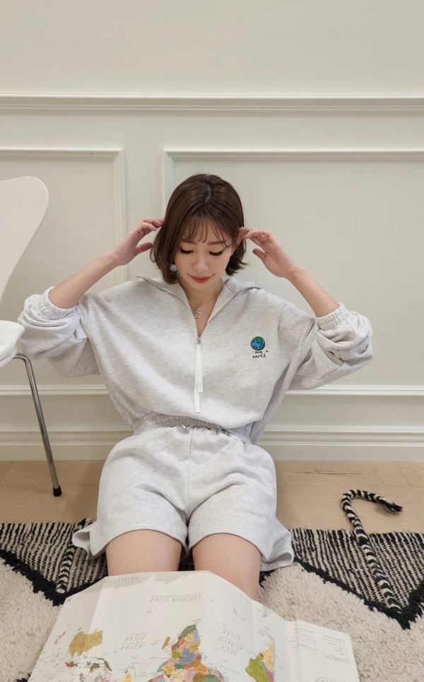 正韓愛地球大學T套裝 正韓時尚穿搭,韓國時尚穿搭,正韓褲子,正韓棉褲,正韓休閒穿搭,正韓套裝,正韓休閒風,正韓休閒褲,韓國褲子,韓國休閒褲,韓國休閒風,韓國休閒套裝,韓國休閒穿搭,正韓條紋套裝