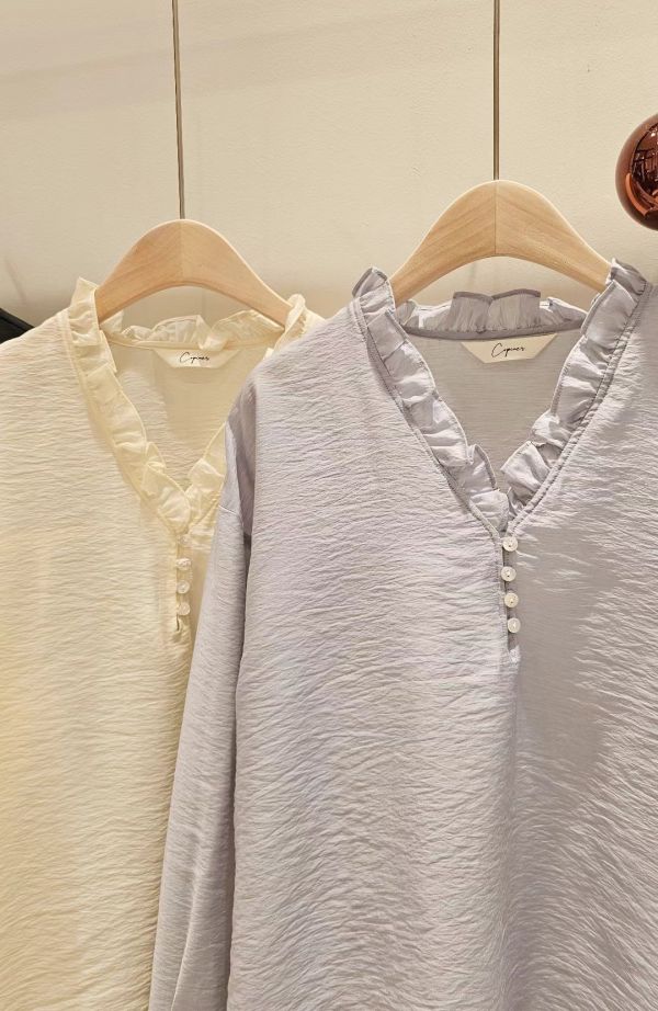 正韓半透明感天絲羊毛荷葉襯衫 正韓時尚穿搭,韓國時尚穿搭,正韓服飾,正韓衣服,正韓百搭服飾,正韓衣服穿搭,正韓百搭服飾,韓國服裝,韓國衣服,韓國服飾,正韓時尚休閒穿搭,韓國襯衫,正韓襯衫,正韓天絲羊毛荷葉襯衫