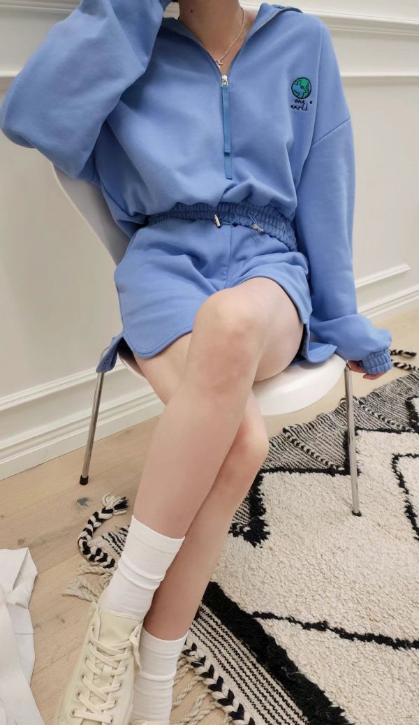 正韓愛地球大學T套裝 正韓時尚穿搭,韓國時尚穿搭,正韓褲子,正韓棉褲,正韓休閒穿搭,正韓套裝,正韓休閒風,正韓休閒褲,韓國褲子,韓國休閒褲,韓國休閒風,韓國休閒套裝,韓國休閒穿搭,正韓條紋套裝