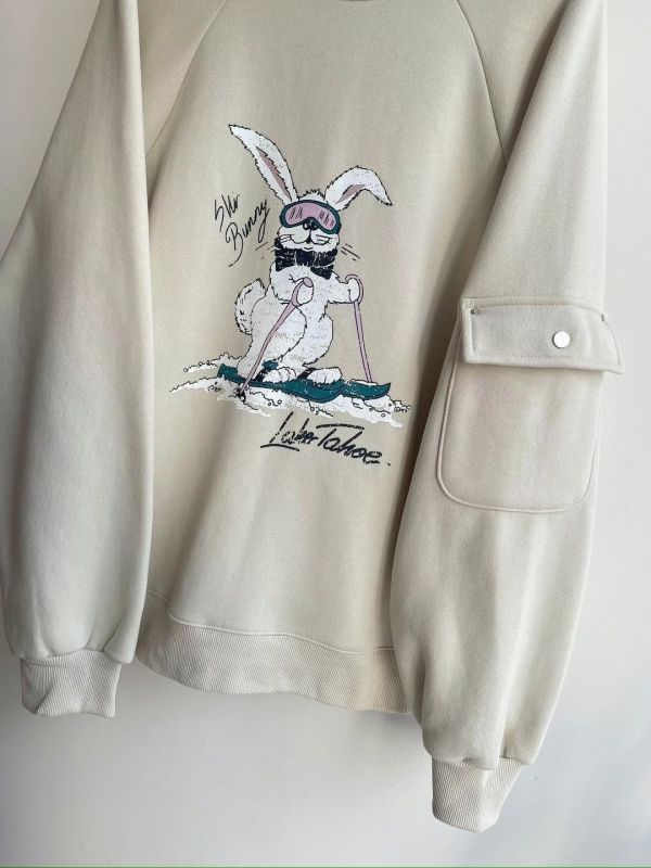 正韓側口袋滑雪兔上衣 正韓時尚穿搭,韓國時尚穿搭,正韓服飾,正韓衣服,正韓百搭服飾,正韓衣服穿搭,正韓百搭服飾,韓國服裝,韓國衣服,韓國服飾,正韓時尚典雅穿搭,韓國時尚典雅穿搭,正韓薄長袖上衣,韓國薄長袖上衣,正韓長袖上衣,韓國長袖上衣