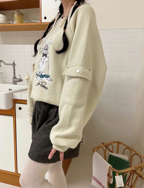 正韓側口袋滑雪兔上衣 正韓時尚穿搭,韓國時尚穿搭,正韓服飾,正韓衣服,正韓百搭服飾,正韓衣服穿搭,正韓百搭服飾,韓國服裝,韓國衣服,韓國服飾,正韓時尚典雅穿搭,韓國時尚典雅穿搭,正韓薄長袖上衣,韓國薄長袖上衣,正韓長袖上衣,韓國長袖上衣