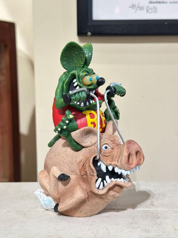 2011年 Rat Fink 芬克鼠騎著野豬 雕像 16cm 