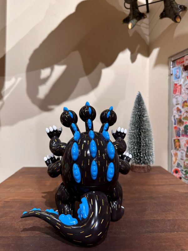 2025年 Paradise X Robin Tang Antics Dinosuke Black Ver - 黑色恐龍介 