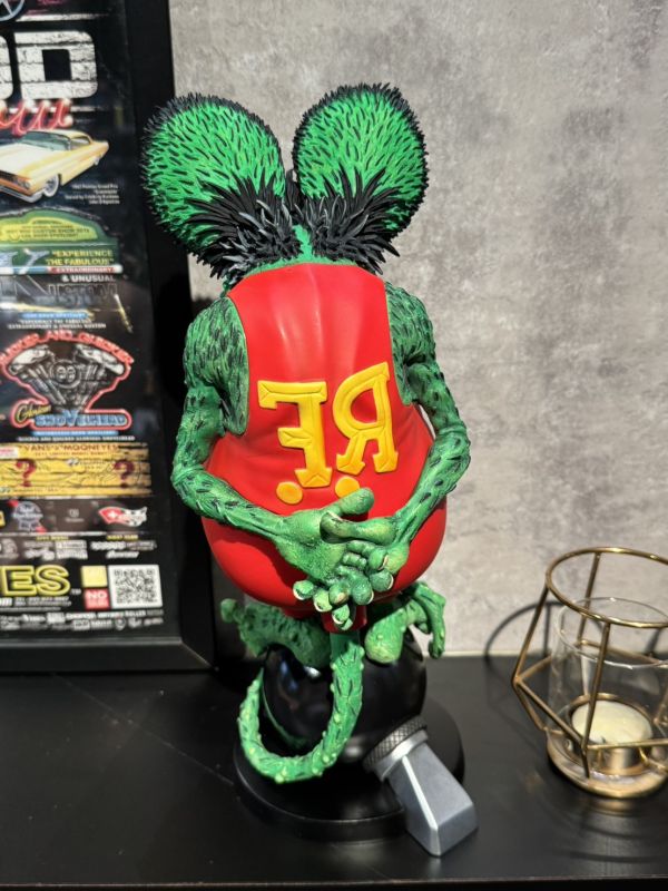 2015年 初版 Rat Fink 8號球 雕像公仔 