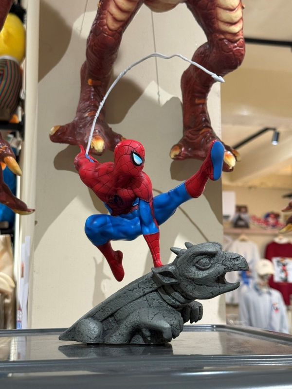 日本迪士尼Disney Spiderman 樹酯雕像 