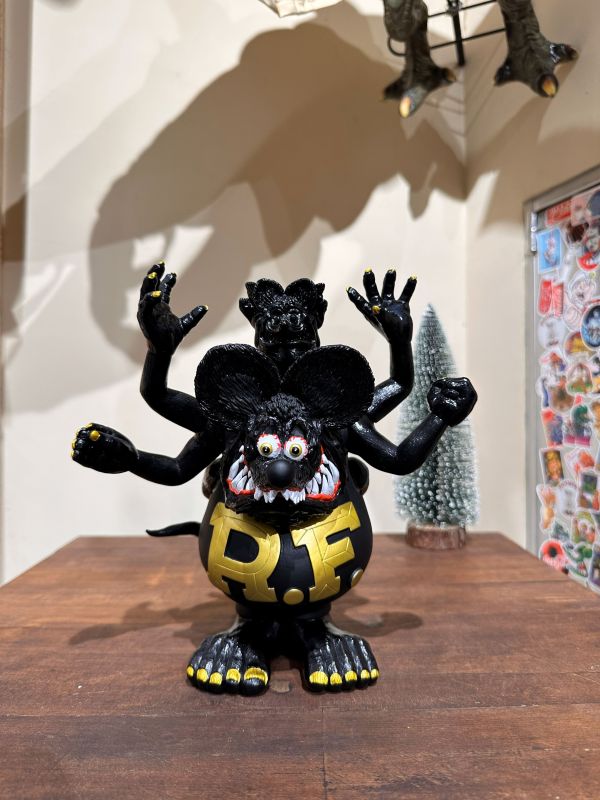 2011年 BlackBook Toy × Magical Mosh Misfits設計師聯名 