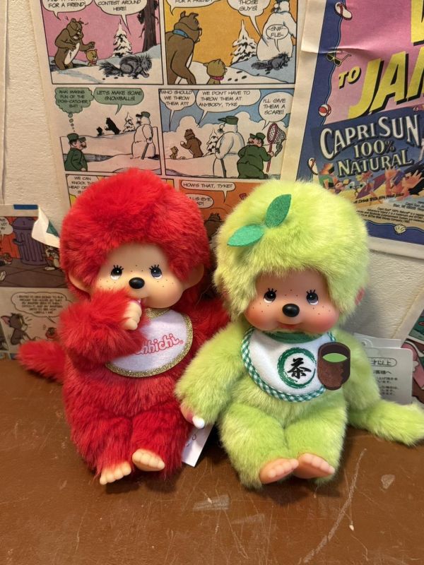 [日本限定] 鮮豔的紅色毛髮 / 鮮豔的綠色抹茶 Monchhichi 玩偶 