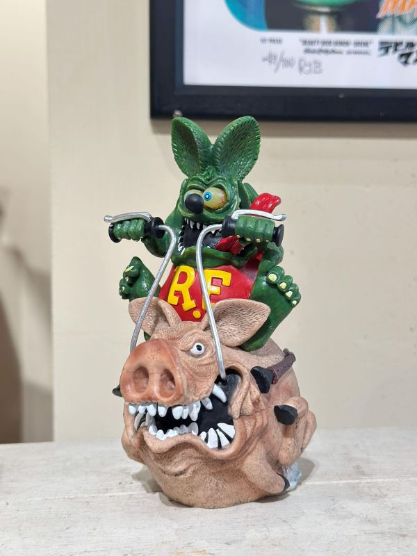 2011年 Rat Fink 芬克鼠騎著野豬 雕像 16cm 