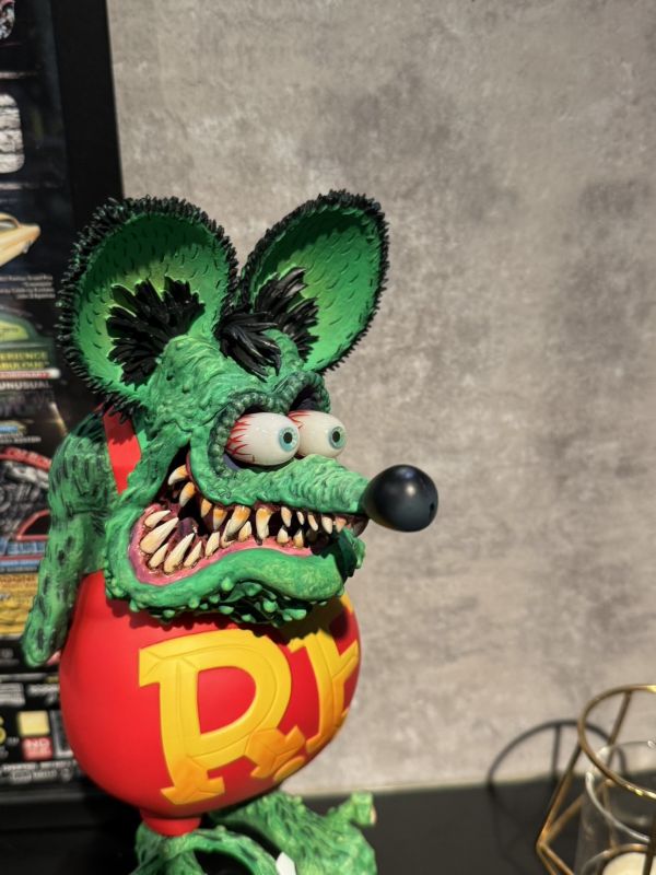 2015年 初版 Rat Fink 8號球 雕像公仔 