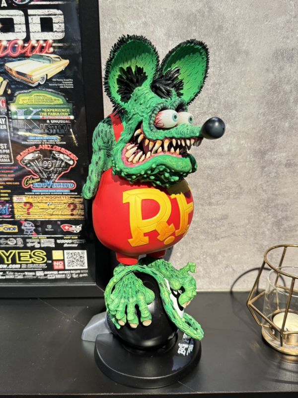 2015年 初版 Rat Fink 8號球 雕像公仔 